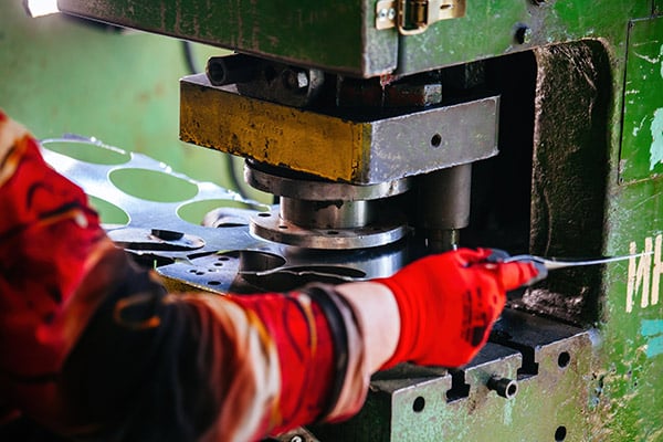 punzonatura_di_lamiere_in_acciaio_e_ferro